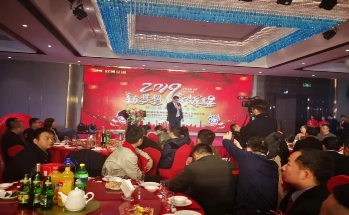 載舞載歌喜財(cái)神，龍騰虎躍歐博人，納吉金豬齊聚力，招兵買馬迎新春